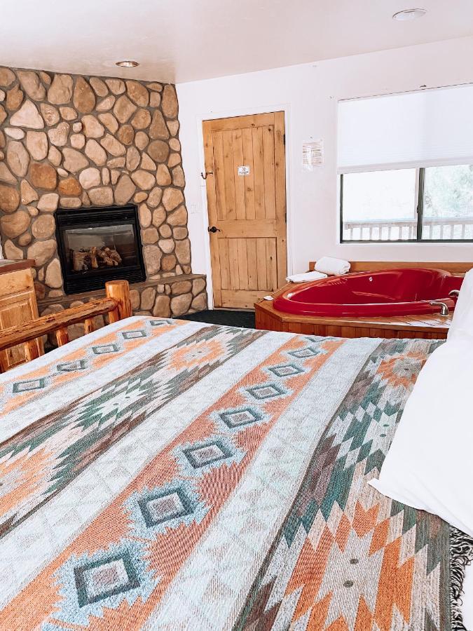 Creekside Lodge And Cabins Mayer エクステリア 写真